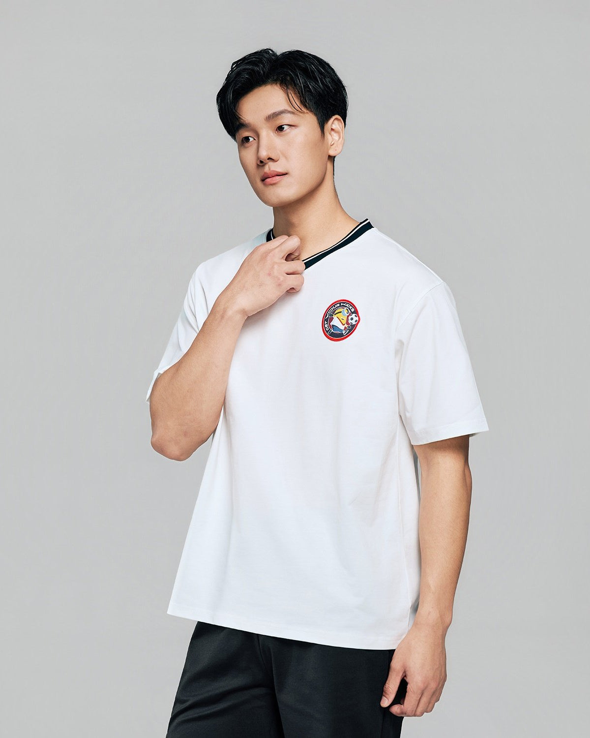 Men's Minions Relaxed V Neck Print Tee - Image 2