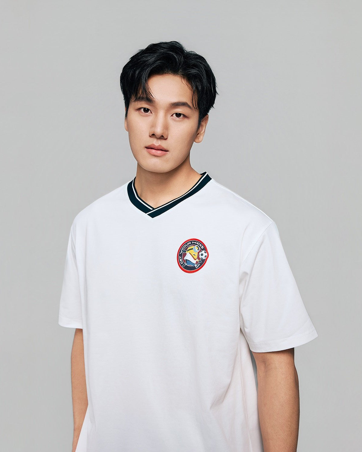 Men's Minions Relaxed V Neck Print Tee - Image 4