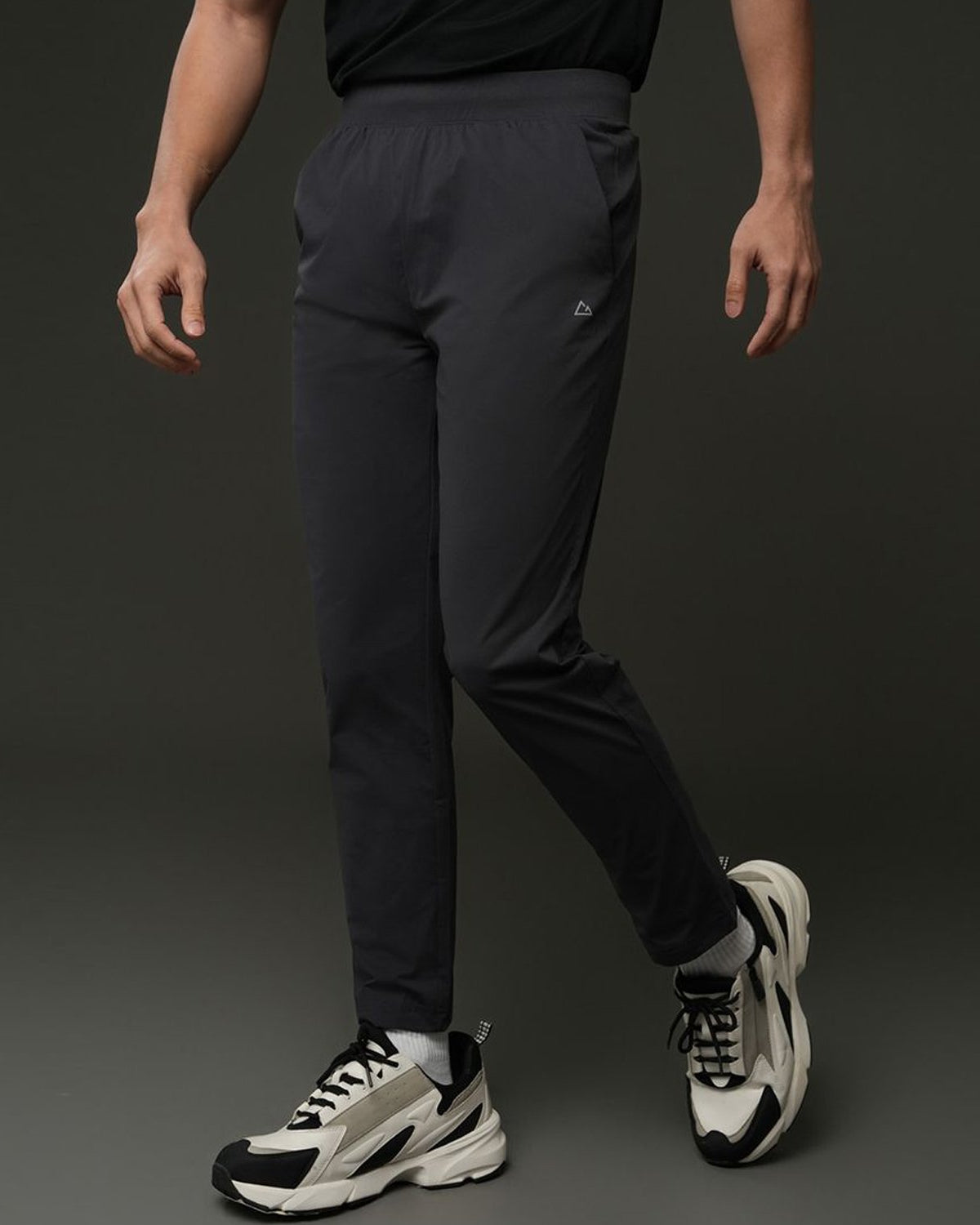 Men's Mid-Rise Slim Taper Jogger Pants - Image 1