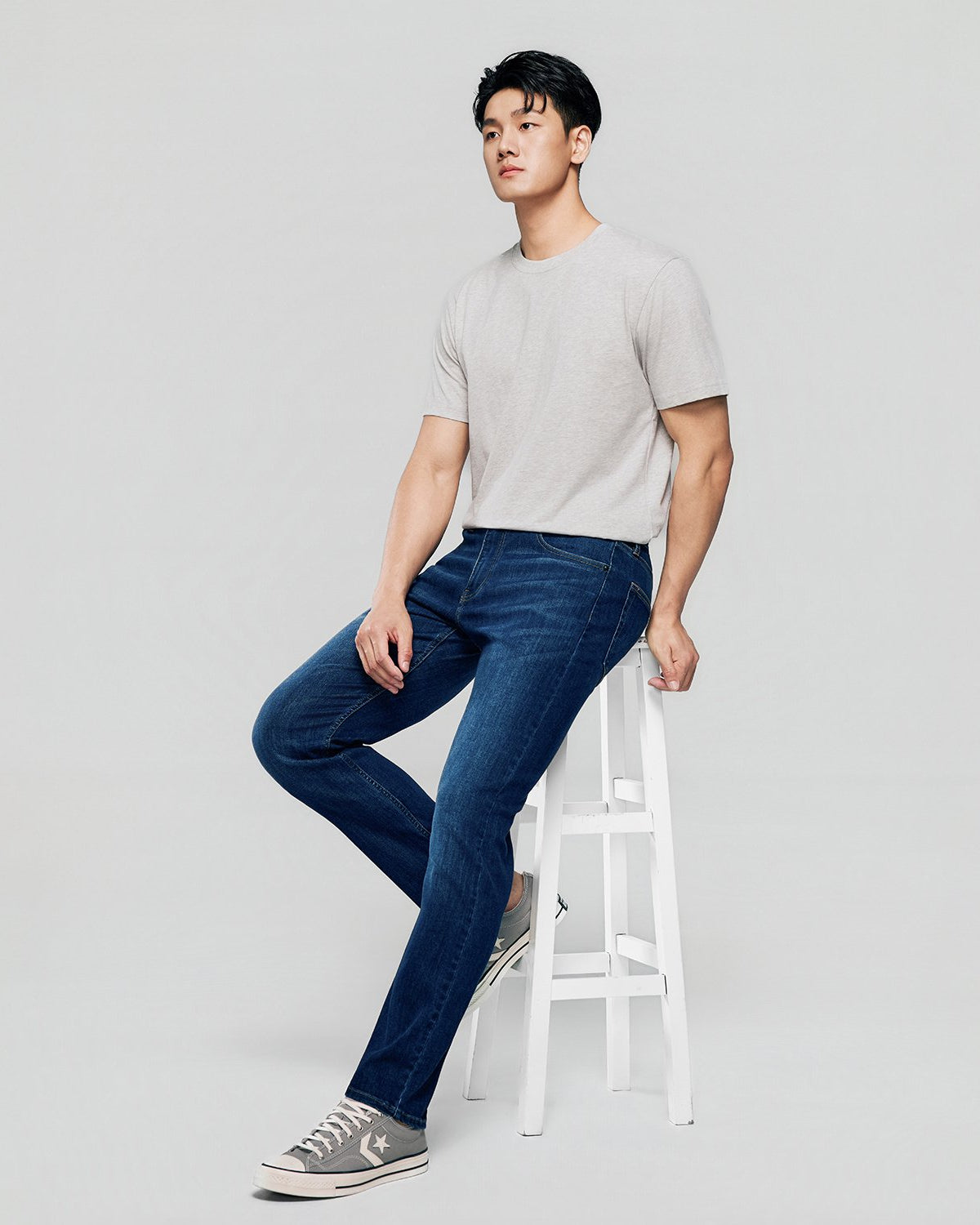 Men's Mid Rise Tapered Jeans - Image 6