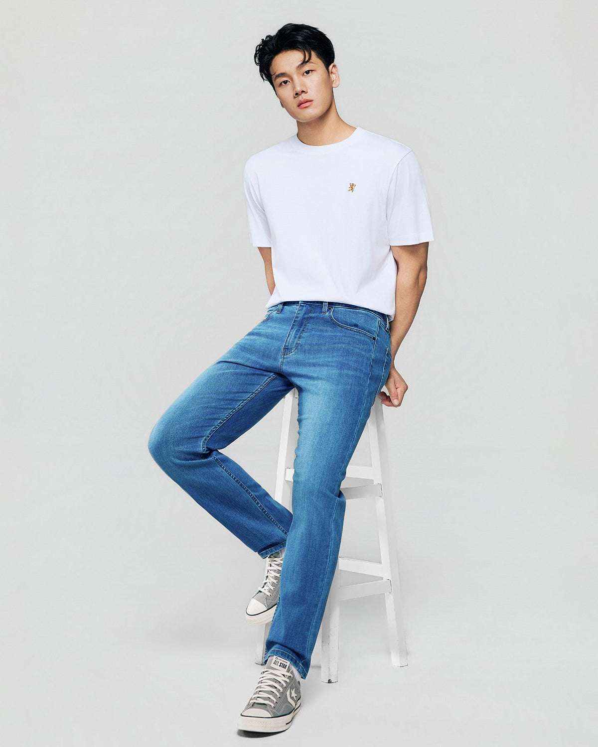 Men's Mid Rise Tapered Jeans - Image 5