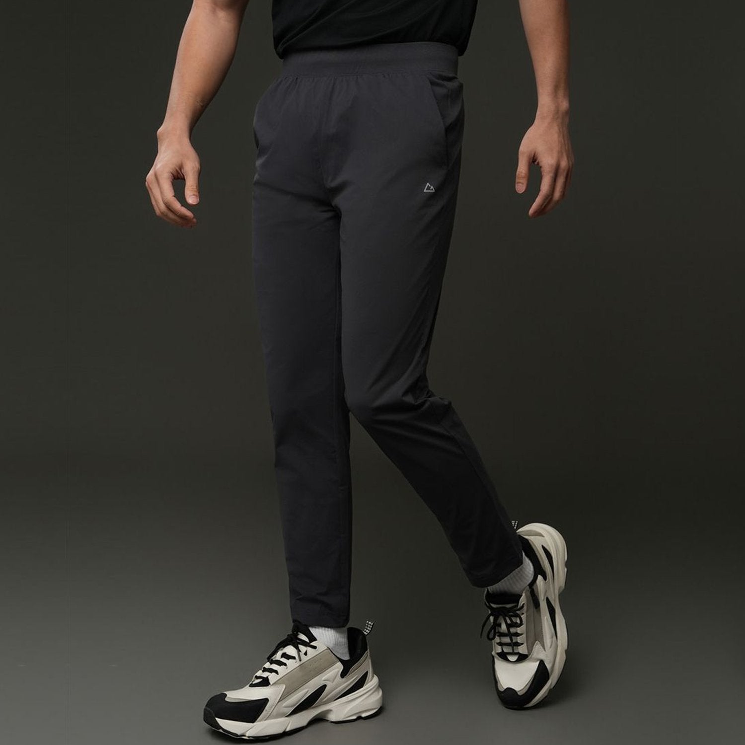 Men's Mid-Rise Slim Taper Jogger Pants - Image 1
