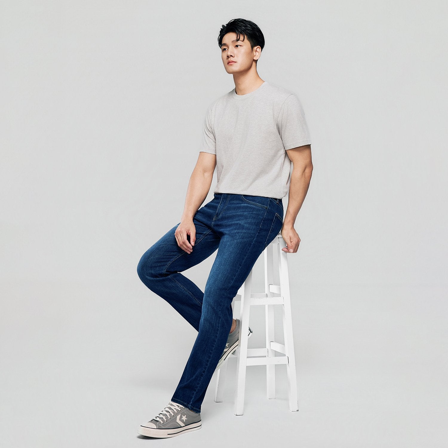 Men's  Mid Rise Tapered Jeans - Image 6