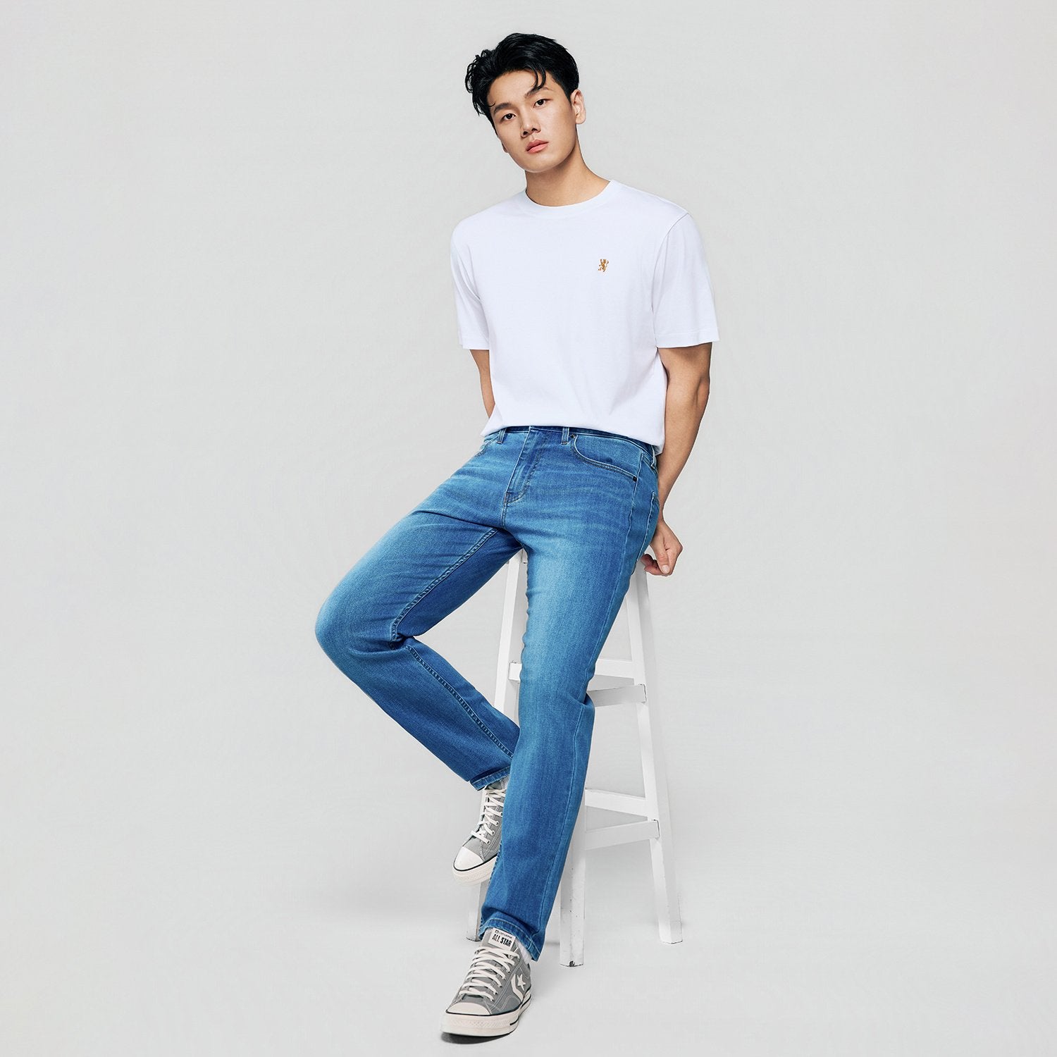 Men's  Mid Rise Tapered Jeans - Image 5