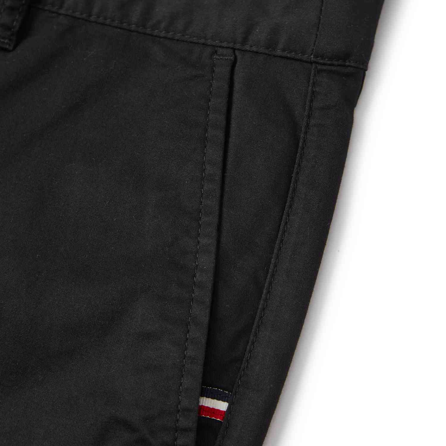 Men's Twill Low Rise Slim Tapered Bermuda - Giordano Online